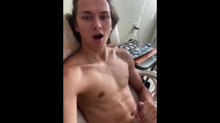 Big Dick Twunk / Twink Cums Comme belle-mère ouvre la porte (PRESQUE ATTRAPÉ)