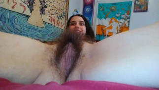 Les fans poilus seulement Slit PinkMoonLust Giggles dans le porno ont échoué à prendre quand la caméra tombe en riant haha