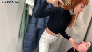 Public Femdom Humiliation Ass Worship, Pussy Worship et Cracher avec petite Princess Kira en jeans