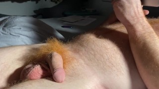Viendo porno. Míralo crecer. Semen en mi cuerpo peludo