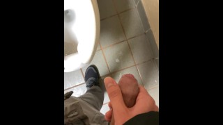 Moi qui me branle dans les toilettes publiques et que je fais un gâchis