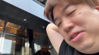 一个人走路吃早餐。