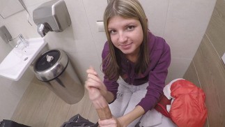 Russische tiener Gina Gerson neukt in trein voor geld