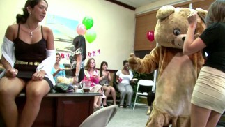 DANCING BEAR-Alaina BrookeのCFNMフィエスタとビッグディックオスストリッパー!