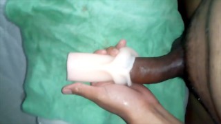 Usando juguete y eyaculando mucho semen