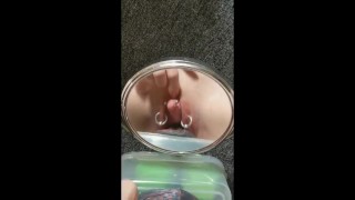 Boyclit perforado y anillos de labios (falsos); de cerca anudando mi coño