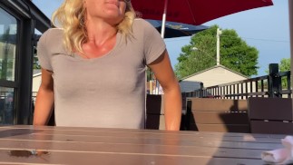 Sexy Milf Kara porte un vibromasseur à distance et un plug anal et Cums au restaurant public