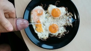 Kozzy fait le petit déjeuner et éjacule sur la nourriture, du sperme savoureux