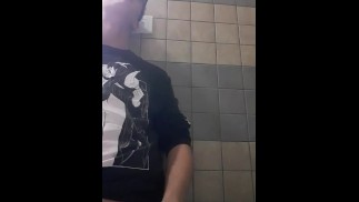 Cara jovem goza em todos os lugares 