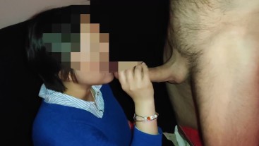 Elle suce un homme devant son mari et avale son sperme