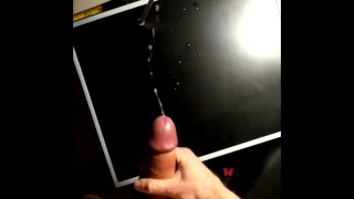 Tlustý kohout cumming na obrazovce