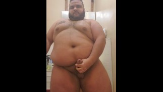 Fat-arab jouant avec une bite épaisse dans la salle de bain éjacule dans la camra 