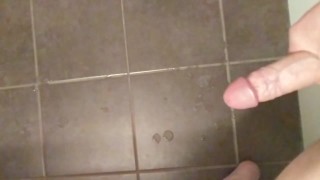 Rapide décharge de sperme sur le sol dans la salle de bain