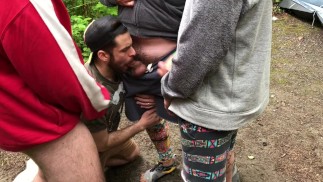 Que font les gars quand ils font du camping ?