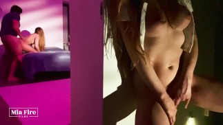 Ragazza sexy che fa capolino sugli amici che scopano dopo la festa - Mia Fire