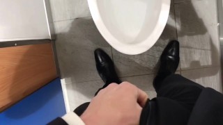 Homme japonais prenant une vidéo de pipi dans les toilettes publiques avant d'aller travailler [#78]