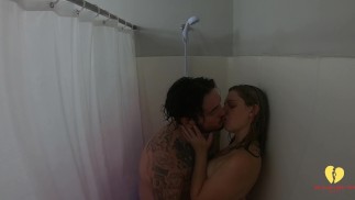 SLOPPY MAKEOUT ET DOIGTÉ DANS LA DOUCHE AVEC UNE BLONDE CHAUDE!