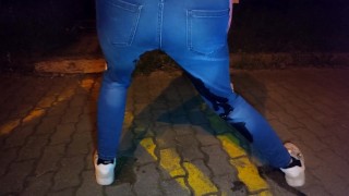Mijn spijkerbroek natmaken op parkeerplaats 's nachts (luid sissend geluid)