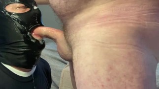 Alfa hetero alimentando sua bicha pessoal com uma porca gorda