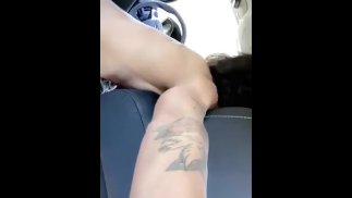 Śliczny Twink drażni mnie swoim dużym, grubym kutasem