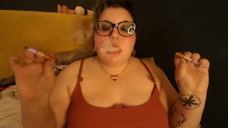 Chubby Hippie Sugar Dandy fume deux cigarettes à la fois