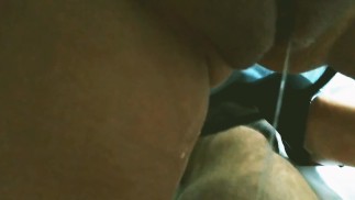 彼女の猫から注ぐ精液を持つ使用された妻はホテルのパーティーから戻ります-スローモーション
