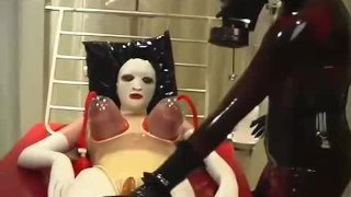 Traitement d’aspiration en caoutchouc lourd avec de gros seins dans la salle de la clinique - maîtresse gasmask femdom et son esclave