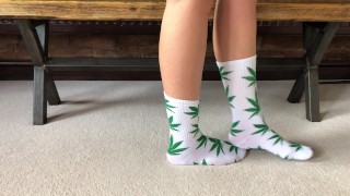 fille sexy en chaussettes 420 montre des pieds et un fétichisme des pieds