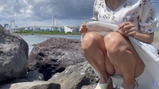 海風で舞うスカートのパンチラがエロすぎる｜野外