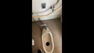 Pisser et se masturber dans des toilettes japonaises dans un parc sale.