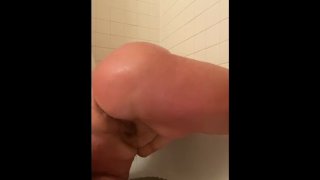 Bbw pisse par derrière dans le bain!