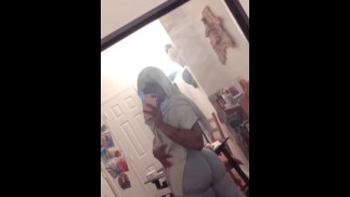 Femboy Slut montre un énorme cul et des fesses dans des leggings!!