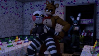 Freddy spielt mit der Puppe (mit Ton)
