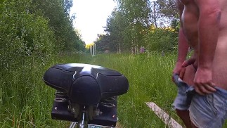 A primeira tentativa de andar de bicicleta nua nos arredores da vila