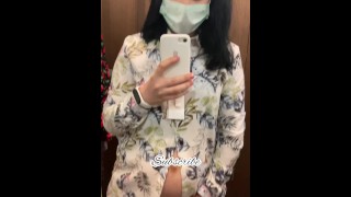 妊娠中の美しさは衣料品店で自慰行為をし、ドレスを試着します