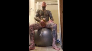 Balle rebondissante et Fleshlight dans la salle de bain