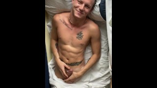 Pillé a un amigo masturbándose por la mañana en el tren