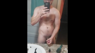 Schiaffeggiando il mio cazzo sul piano di lavoro