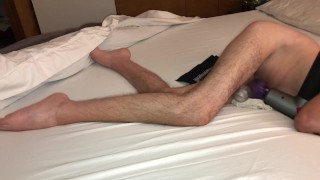 Spasme de jambe quadriplégique utilisant un jouet anal et un pistolet de massage