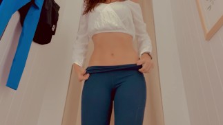 脱衣所で体操服を試着するパート1
