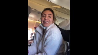 Sucer la bite dans l’avion 😜😜😜 Regardez-la sur bolivianamimi.tv