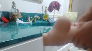 Divertimento in bagno con il sex toy