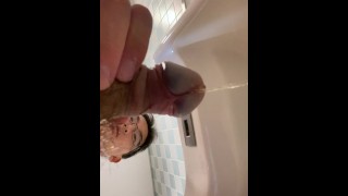 Hot écolière japonaise fait pipi dans les toilettes amateur nu non censuré