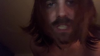 彼が私をファックしている間私を見つめている間ハンサムなまっすぐなスペイン人の男は私にささやきます