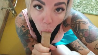 Cutie suce profondément son gros gode dans la chambre de sa mère