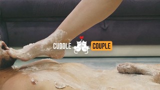 Footjob de piétinement de gâteau en désordre