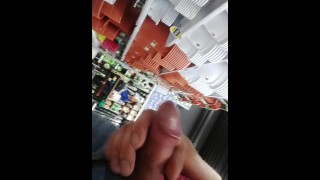 VRAI DICKFLASH DANS UN MAGASIN PUBLIC PRIS PAR L’EMPLOYÉ PARTIE 1