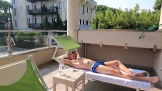 Salope italienne fait une pipe sur le balcon de la villa bord de mer (SWALLOW EVERYTHING)