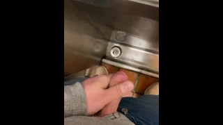 Hot croisière dans les toilettes publiques branlant ma bite dure avec une grosse éjaculation 