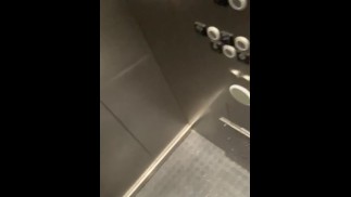 Stoute blonde otter plast in openbare lift - Pissen in parkeergarage - Glazen lift - Nacht